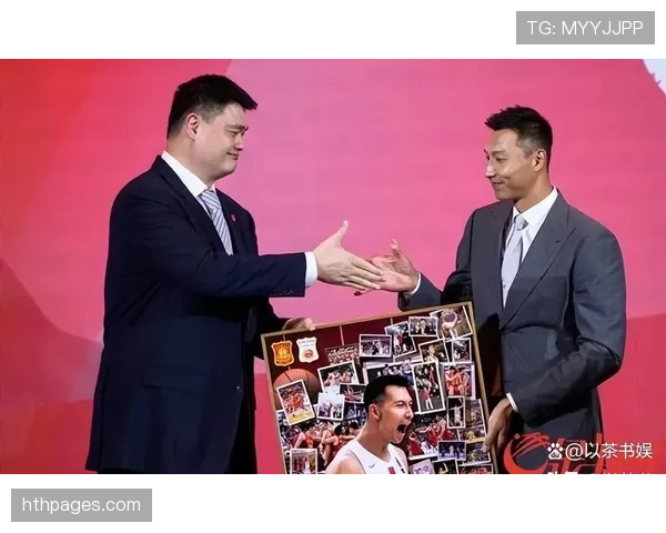 姚明退役后这身材管理也太狠了，饭局上别人喝酒他喝蛋白粉？