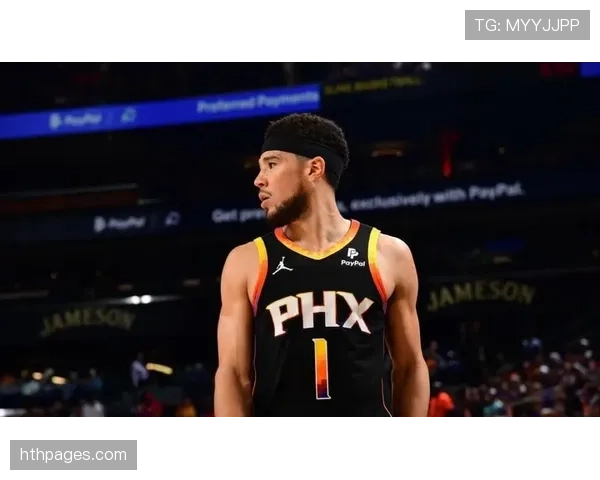 德文·布克这生活也太高级了吧，连吃顿饭都像走红毯一样豪气！